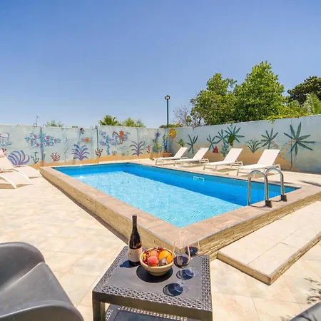 Holiday home Stunning In With Outdoor Swimming Pool