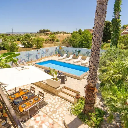 Holiday home Stunning In With Outdoor Swimming Pool