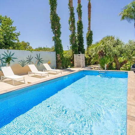 Stunning In With Outdoor Swimming Pool Holiday home